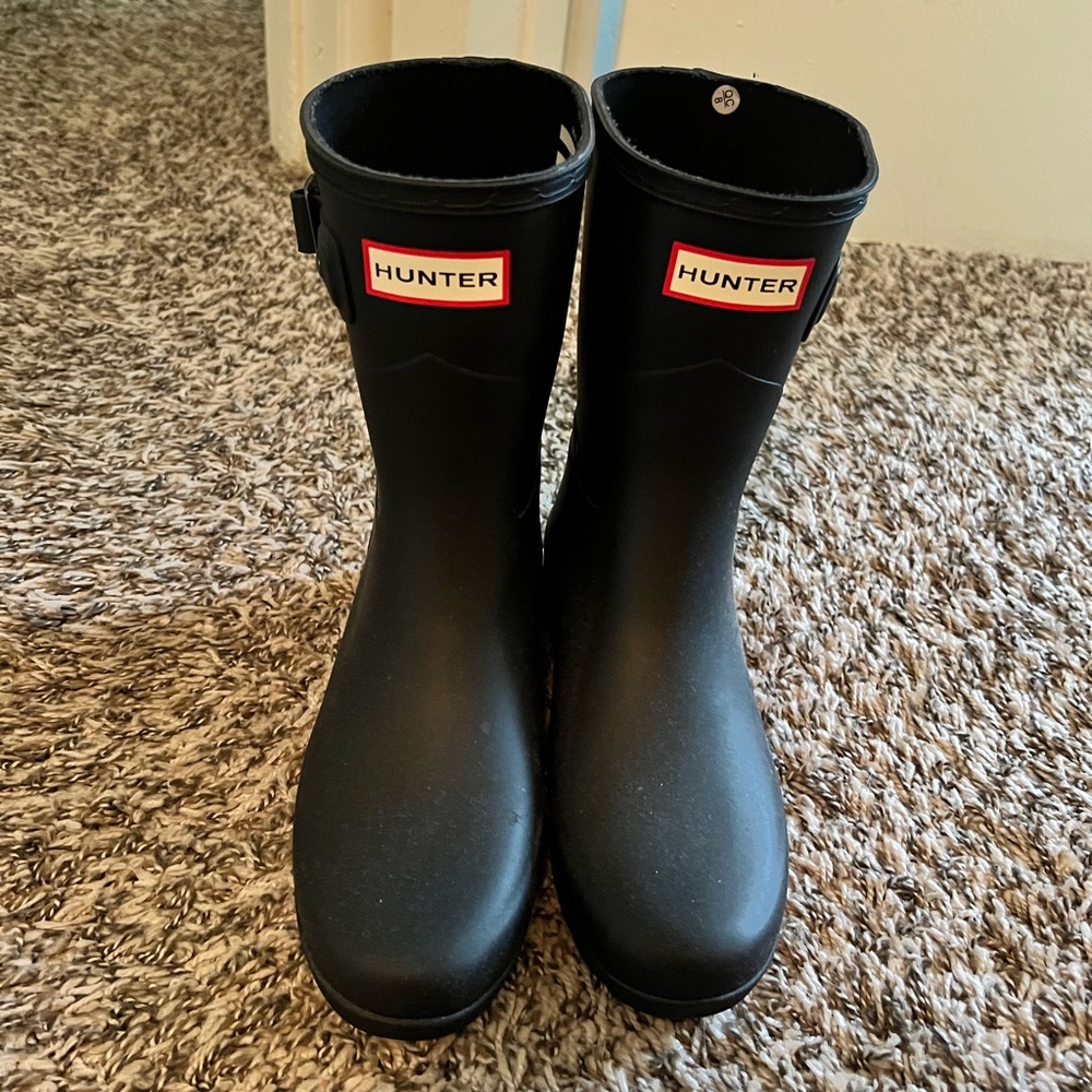 Hunter short refined boots, pre-loved, size 5.